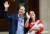 영국 윌리엄 왕세손과 케이트 미들턴 왕세손빈이 23일(현지시간) 런던 세인트 메리 병원 앞에어 새로 태어난 왕자를 안고 시민들에게 손을 흔들고 있다. [EPA=연합뉴스]