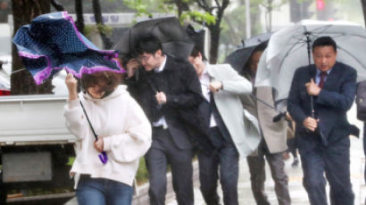 [사진] 오늘도 출근길 우산 챙기세요