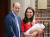 영국 윌리엄 왕세손(왼쪽)의 부인 케이트 미들턴 왕세손빈이 23일(현지시간) 런던의 세인트매리병원에서 셋째를 출산했다. 미들턴이 아기를 안고 축하하는 시민들을 바라보고 있다. [런던 EPA=연합뉴스]