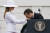 24일 미국 백악관에서 열린 에마뉘엘 마크롱 프랑스 대통령(오른쪽) 국빈방문 환영행사에서 마크롱 대통령이 멜라니아 여사의 손에 입을 맞추고 있다. [AP=연합뉴스]