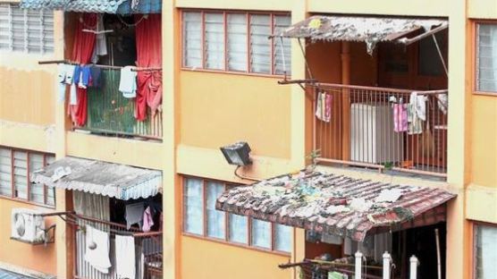 말레이시아, 고층 아파트서 쏟아지는 ‘쓰레기 지뢰’로 몸살 