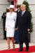 24일 미국 워싱턴DC에 있는 백악관을 방문한 에마뉘엘 마크롱 부부를 맞이하고 있는 도널드 트럼프 대통령(오른쪽)과 멜라니아 여사. [로이터=연합뉴스]