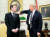 트럼프 미국 대통령이 기자회견에 앞서 마크롱 프랑스 대통령의 비듬을 손가락으로 털어주고 있다. [AP=연합뉴스]