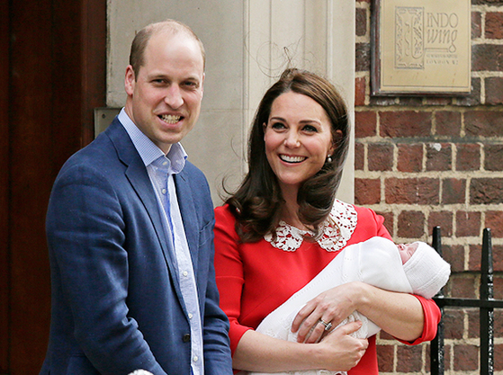 영국 윌리엄 왕세손(왼쪽)의 부인 케이트 미들턴 왕세손빈이 23일(현지시간) 런던의 세인트매리병원에서 셋째를 출산했다. 미들턴이 아기를 안고 축하하는 시민들을 바라보고 있다. [연합뉴스]