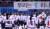 2월 20일 강원도 강릉시 관동하키센터에서 열린 2018 평창동계올림픽 여자 아이스하키 7~8위 순위 결정전 남북 단일팀 대 스웨덴 경기가 1대6 단일팀 패배로 끝난 뒤 단일팀 선수들이 서로를 격려하고 있다. [연합뉴스]