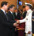 문재인 대통령과 해리 해리스 미국 태평양 사령관이 악수하고 있다. 왼쪽은 송영무 국방부 장관.