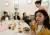4월 2일 평양 옥류관에서 남측예술단원인 걸그룹 레드벨벳이 냉면을 먹고 있다. 사진공동취재단