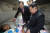북한 김정은 국무위원장이 25일 밤 평양역에서 교통사고를 당한 중국인 관광객 부상자를 만나 위로했다고 조선중앙통신이 보도했다. [연합뉴스]