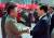 김대중 전 대통령이 예정보다 하루 늦어진 2000년 6월 13일 평양 순안공항에서 김정일 국방위원장을 만나고 있다. [사진 연합뉴스]