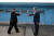 문재인 대통령이 27일 판문점 군사분계선으로 다가오는 북한 김정은 국무위원장에게 손을 내밀고 있다.김상선 기자