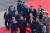 문재인 대통령과 북한 김정은 국무위원장이 27일 오전 판문점에서 수행원들과 기념촬영을 한 뒤 이동하고 있다. 김상선 기자