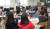 27일 부산 해운대구 해강초등학교 6학년 학생들이 남북정상회담 TV생중계를 지켜보고 있다.송봉근 기자 