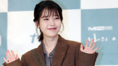Why Do Audiences Highly Appreciate IU In a Drama 'My Mister'? 