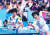1991년 일본 지바 세계탁구선수권대회에서 남북 단일팀 멤버로 참가한 한국의 현정화(오른쪽)와 북한의 리분희. 여자팀은 단체전 정상에 올랐다. [중앙포토]