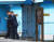 문재인 대통령과 북한 김정은 국무위원장이 27일 판문점에서 첫 인사를 나눈 뒤 공식 환영식장으로 이동하고 있다. 김상선 기자