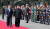 문재인 대통령과 북한 김정은 국무위원장이 27일 오전 판문점 광장에서 의장대 사열을 하고 있다. 김상선 기자