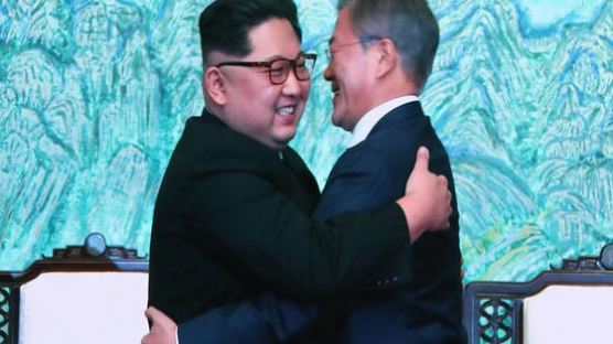 "완전한 비핵화" 서명 후 포옹한 두 정상