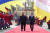 문재인 대통령과 김정은 북한 국무위원장이 전통의장대 도열의 중간에 서서 자유의 집 우회도로를 걸어서 이동하고 있다.[판문점 공동취재단] 