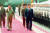 2000년 1차 정상회담 당시 김대중 대통령과 김정은 위원장이 평양 순안공항에서 의장대를 사열하고 잇다.[사진공동취재단]