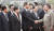 2007년 제2차 남북 정상회담 수행원으로 북한 평양을 방문한 당시 김장수 국방부 장관이 김정일 국방위원장과 악수를 하고 있다. 이 사진을 찍은 순간 고개를 숙이지 않아 &#39;꼿꼿 장수&#39;란 별명을 얻었다.  평양=사진공동취재단