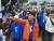 27일 파주 임진각에서 부산지역 겨레하나 소속 학생들이 한반도기를 흔들고 있다. 김지아 기자