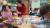 베트남인 응우이엔 티 탄투 교사가 베트남 전통복인 아오자이 칠하기를 끝낸 울산 언양초교 학생과 간단한 영어, 손짓으로 대화하고 있다. 최은경 기자 