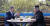 문재인 대통령과 북한 김정은 국무위원장이 27일 오후 판문점 도보다리에서 대화하고 있다. 판문점=김상선 기자