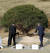 문재인 대통령과 북한 김정은 국무위원장이 기념식수로 심은 반송에 삽으로 흙을 뿌리고 있다. 김상선 기자 