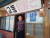 지광식 옹이 자신이 운영하는 교동이발관 앞에서 환하고 웃고 있다. 임명수 기자 