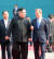 문재인 대통령과 북한 김정은 국무위원장이 27일 오전 판문점 평화의 집 앞에서 의장대 사열을 마친 뒤 환담하고 있다. 공동취재단