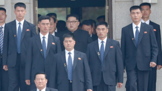 [서소문사진관] 차량 에워싸고 김정은 위원장 철통경호...삼엄하네..