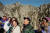 분단이후 금강산의 첫 손님이 된 관광객들이 11월21일 천선대에 올라 금강산관광의 백미인 만물상을 둘러 보며 환호성을 지르고 있다. [금강산=김진석]
