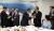 문재인 대통령과 김정은 북한 국무위원장이 27일 오후 판문점 평화의 집에서 열린 남북정상회담 환영만찬에서 참석자들과 인사를 나누고 있다. [사진 뉴스1]