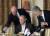 외식사업가 예브게니 프리고친은 미국 대선 개입 의혹을 받는 러시아 댓글 부대 ‘인터넷 리서치 에이전시’에 자금을 지원해왔다. 지난 2011년 블라드미르 푸틴 대통령을 서빙하는 프리고친(왼쪽). [AP=연합뉴스]