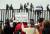 이민자 캐러밴 행렬에 참가한 사람들이 29일(현지시간) 미국-멕시코 국경에 올라가 시위를 벌이는 가운데 이를 지지하는 미국 쪽 시위대가 이들을 맞이하고 있다. [AFP=연합뉴스] 