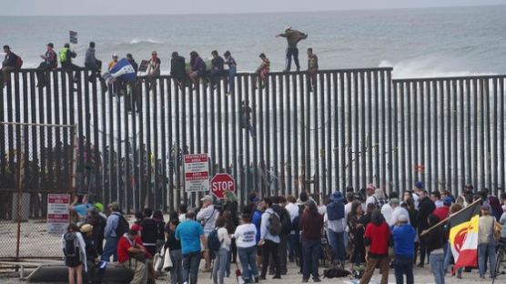 [서소문 사진관]미국-멕시코 국경에 매달린 이민자들, 트럼프는 'NO!'