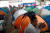 미국-멕시코 국경에 도착한 한 이민자 여성이 29일(현지시간) 멕시코 티후아나 임시 보호소에서 화장을 하고 있다. [로이터=연합뉴스]  