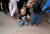 미국-멕시코 국경에 도착한 이민자 행렬이 29일(현지시간) 통관시설로 들어가기 위해 기다리고 있다. 한 아이가 기다리다 울고 있다.[로이터=연합뉴스]