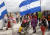 미국-멕시코 국경에 도착한 이민자 행렬이 29일(현지시간) 통관시설로 들어가기 위해 기다리고 있다.[로이터=연합뉴스] 