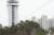 경기도 의왕시가 최근 선보인 스카이레일. 자연학습공원 초입에 있는 동산에 세워진 41m 높이의 타워에서 레일바이크 매표소까지 350m를 하강하는 3개 라인으로 이루어져 있다. [사진 의왕시]