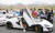 지난달 29일 전남 영암 코리아 인터내셔널서킷에서 열린 ‘지크 레이싱 페스티벌’ 참가자들이 경기에 참가한 차량을 정렬해놓은 뒤 기념촬영을 하고 있다. 프리랜서 장정필