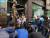 시민단체 회원 20여명이 1일 오전 9시 40분 지렛대를 이용해 일본총영사관 앞으로 노동자상을 이동하고 있다. 이은지 기자 