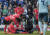 김진수(왼쪽 아래)가 지난 3월 24일(현지시간) 영국 벨파스트 윈저파크경기장에서 열린 북아일랜드 평가전에서 왼쪽 무릎 부상을 당한 뒤 팀닥터와 이야기하고 있다. [연합뉴스]