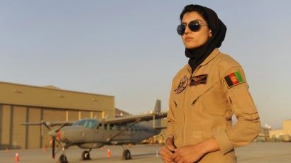 아프간 첫 여성조종사 살해위협에 미국 망명…“남은 가족 걱정”