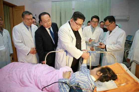 김정은 북한 국무위원장이 북한에서 발생한 중국인 관광객들의 교통사고와 관련, 병원을 찾아 부상자들의 치료 상황을 살펴봤다고 노동당 기관지 노동신문이 지난달 24일 보도했다.[연합뉴스]