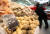한파 피해 여파로 감자와 무 등 일부 농산물 가격이 급등한 가운데 지난달 22일 서울 시내 한 대형마트의 감자 판매대에 감자가 진열되어 있다.[연합뉴스]