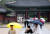 봄비가 내린 2일 오후 서울 종로구 창덕궁을 찾은 시민들이 우산을 쓰고 경내를 걷고 있다. [뉴시스]