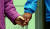 노부부가 서로 손을 잡은 모습. 건강 행태도 부부가 서로 닮아가는 경향을 보이는 것으로 조사됐다. [중앙포토]
