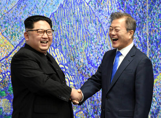 문재인 대통령(오른쪽)과 김정은 북한 국무위원장이 4월 27일 오전 판문점 평화의 집 2층 회담장에서 열린 남북정상회담에 앞서 기념촬영을 하며 함박웃음을 짓고 있다. [청와대사진취재단]
