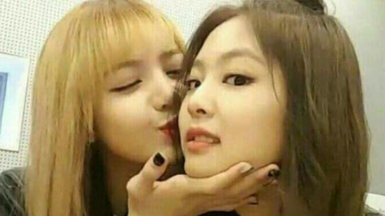'Chu Chu Chu~♡' BLACKPINK LISA Can't Stop Kissing!